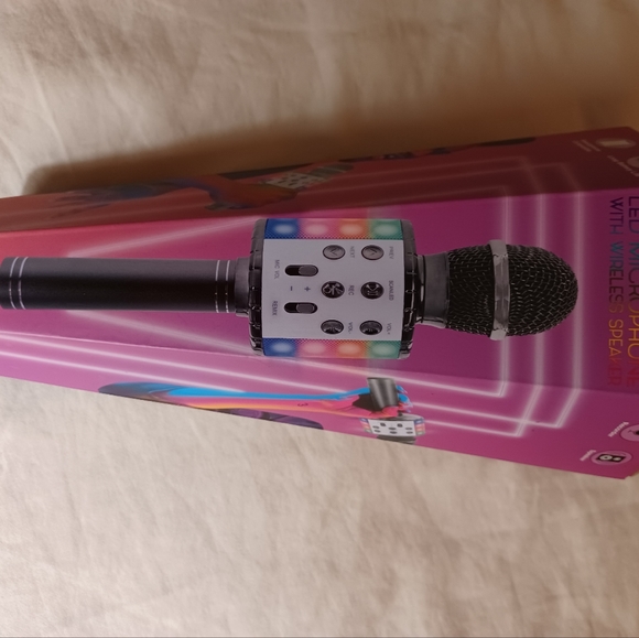 Karaoke Microphone with speaker. USB charging, Bluetooth. With flashing lights. - Picture 2 of 5